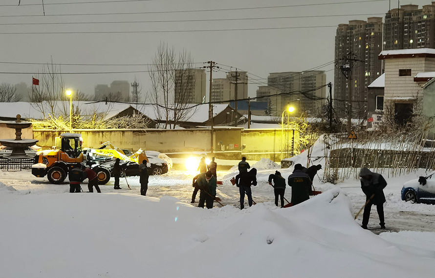 堅持發(fā)揚(yáng)掃雪精神，隨下隨清保障平安